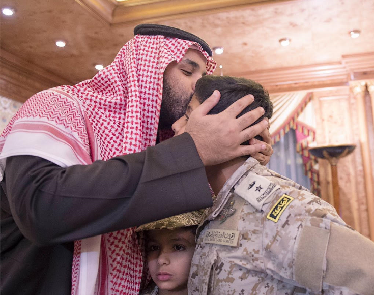 صور مؤثرة.. محمد بن سلمان يحتضن أبناء الشهيد #عبدالله_السهيان