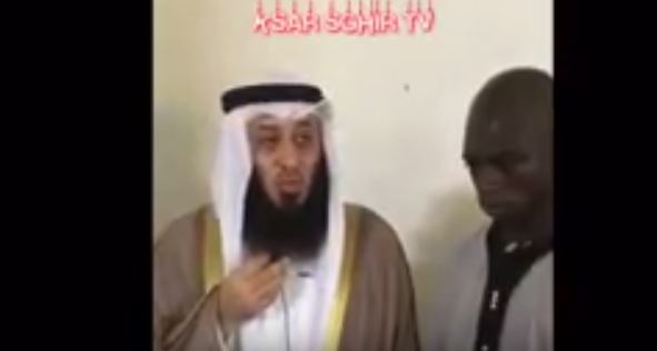 وليد العلي يلقن مسلمًا الشهادتين قبل وفاته بتفجير بوركينا فاسو