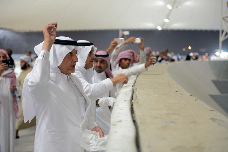 بالصور والفيديو ..خالد الفيصل في مشعر منى لرمي الجمرات