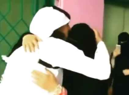 وفاة ياسر الشهري تُعيد تداول فيديو تَخَرُّج والدته من الثانوية