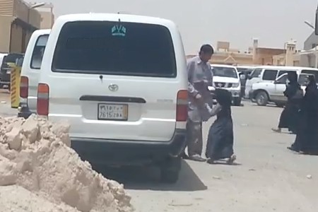 فيديو يكشف صفع سائق حافلة باكستاني طالبة