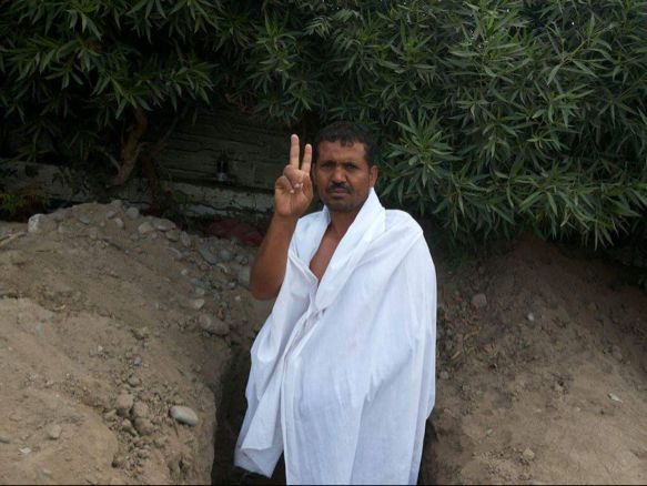 حَفَر قبره بيديه.. يَمني يستعد لقتال الحوثي: إما النصر أو الشهادة