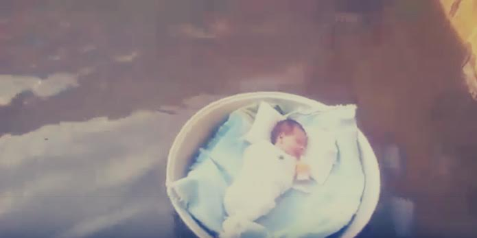 بالفيديو.. يمنية تضع ابنها في طبق خوفًا من الفيضانات.. توفيت وعاش!