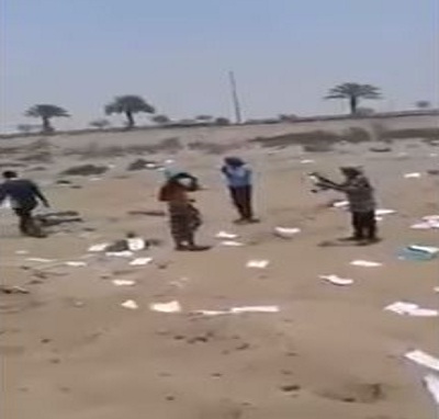 بالفيديو.. مندوب القنصلية اليمنية بالقنفذة يرمي ملفات المراجعين