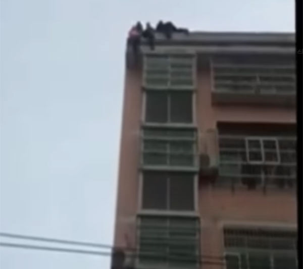بالفيديو.. صيني ينقذ زوجته من الانتحار بطريقة مجنونة