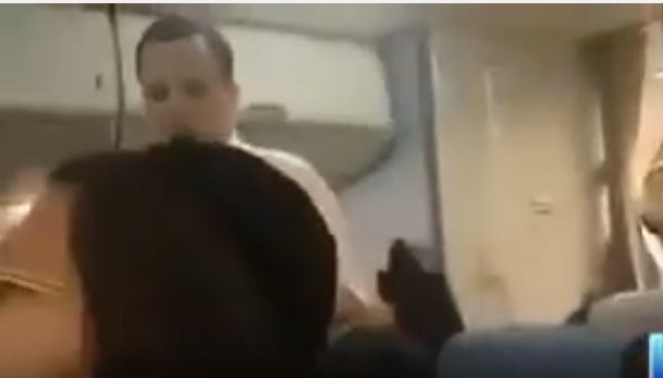 بالفيديو.. طلب غريب من يهودي متشدد على متن طائرة