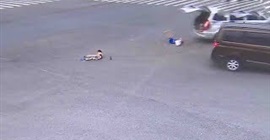 شاهد.. 38 ثانية صادمة لسقوط طفلين من سيارة على الطريق