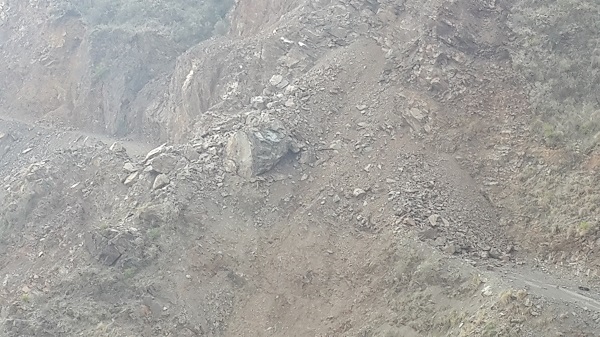 بالصور.. الانهيارات الصخرية تغلق عقبة اللواء بـ”رجال ألمع”