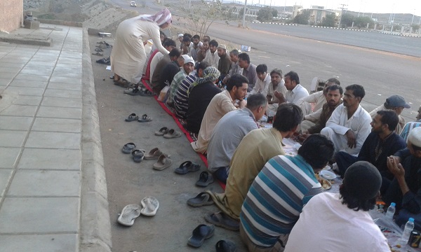 بالصور.. شبان سعوديون يقدمون إفطار صائم للعمالة في أبها
