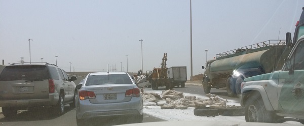 سقوط مواد بناء من شاحنة يربك المرور بطريق الحرمين