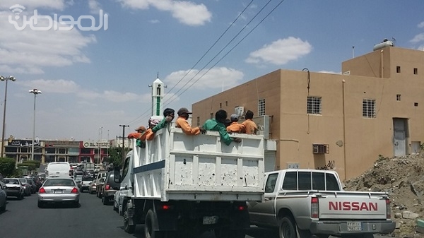 مؤسسة وطنية تنقل عمالها بحوض شاحنة بخميس مشيط