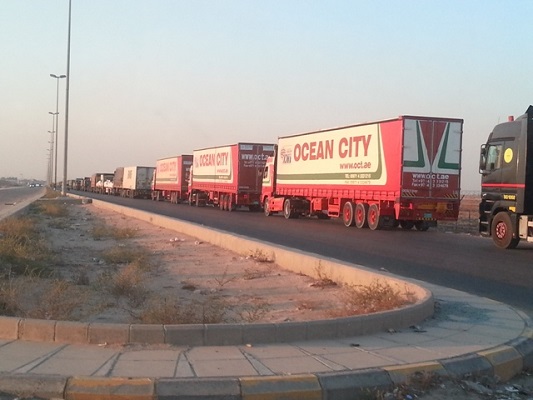 تكدس الشاحنات عبر منفذ النويصيب الكويتي يعيق حركة المسافرين