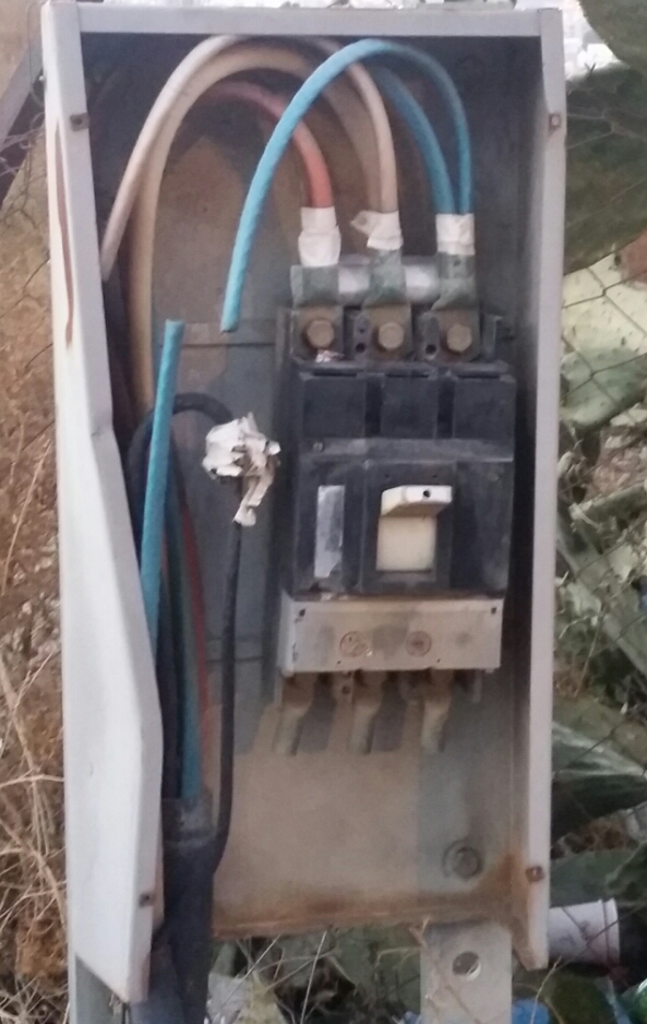 طبلون كهرباء مكشوف في حديقة أبو خيال بأبها يهدد المارة