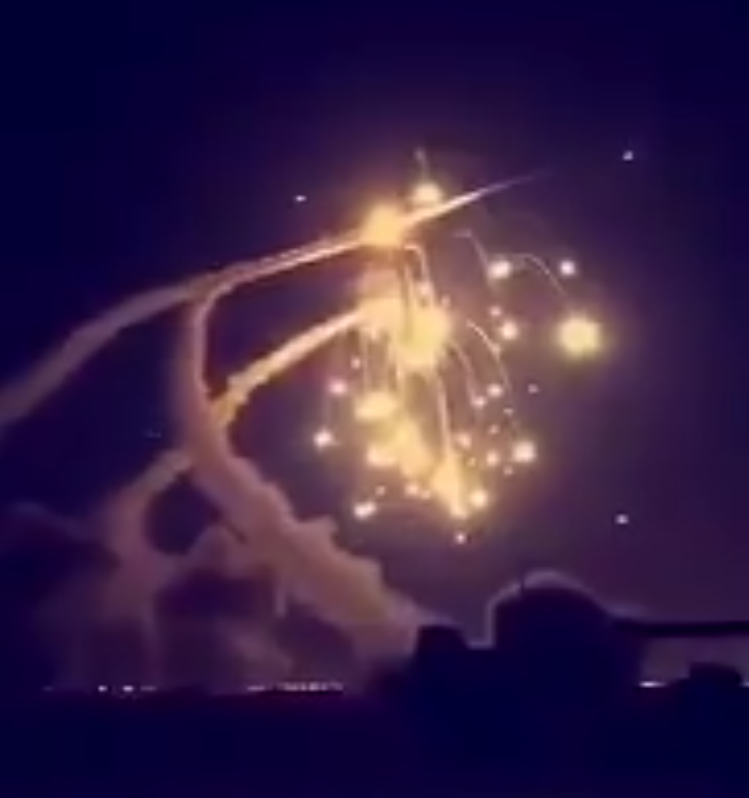 شاهد.. الدفاع الجوي يعترض صاروخًا في سماء #الرياض_الان